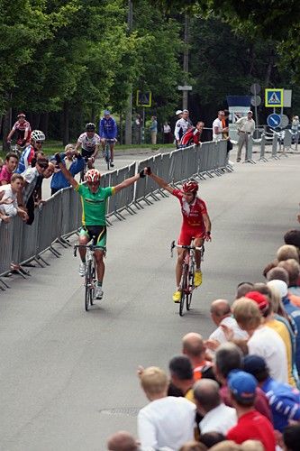 Sander Maasing (l) and Rein Taaramae finish together.