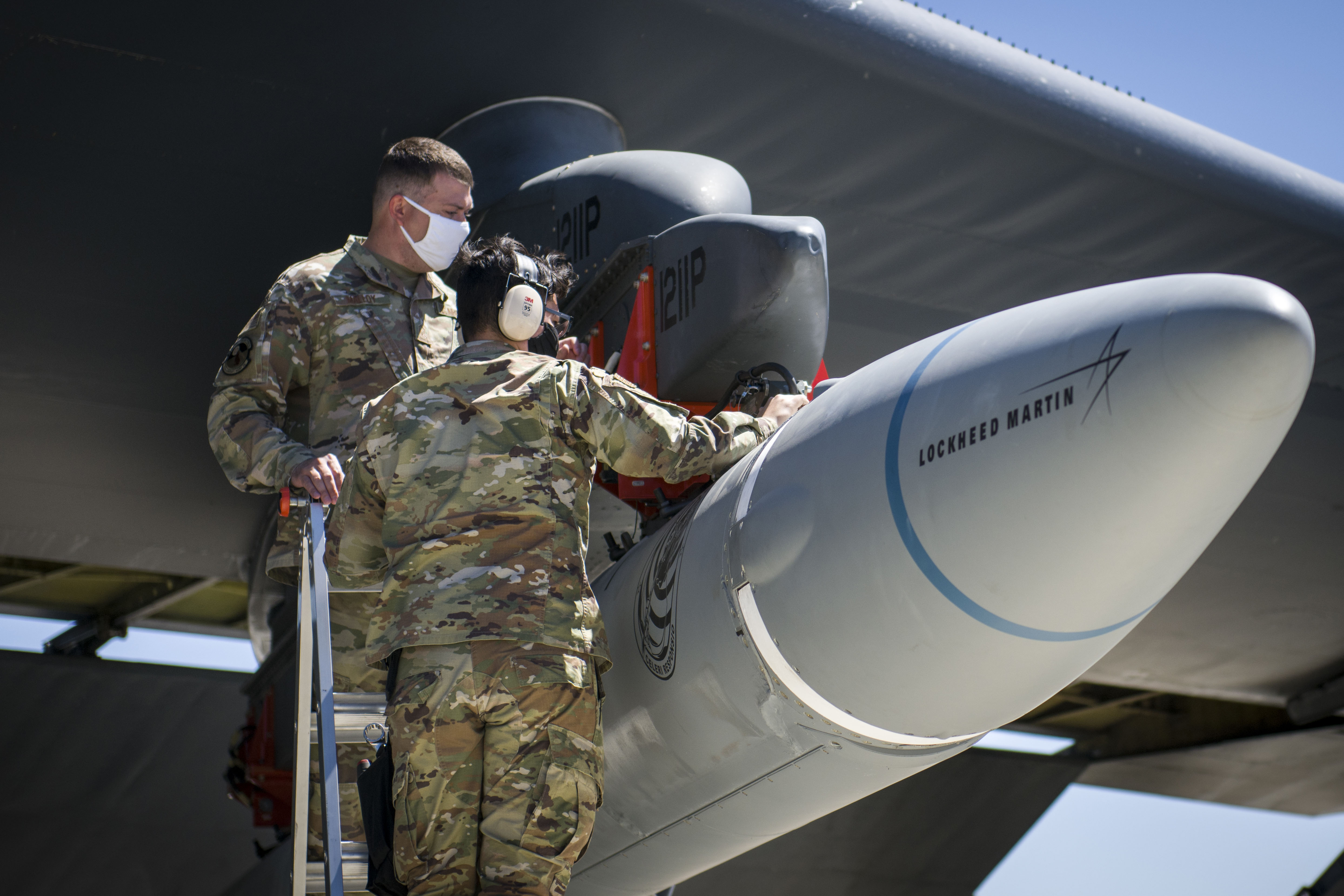 Los aviadores del 912th Aircraft Maintenance Squadron aseguran el AGM-183A Air-Launch Rapid Response Weapon Instrumented Measurement Vehicle 2 mientras se carga bajo el ala de un B-52H Stratofortress durante una prueba hipersónica, Edwards Air Force Base, California, 8 de junio , 2020 .
