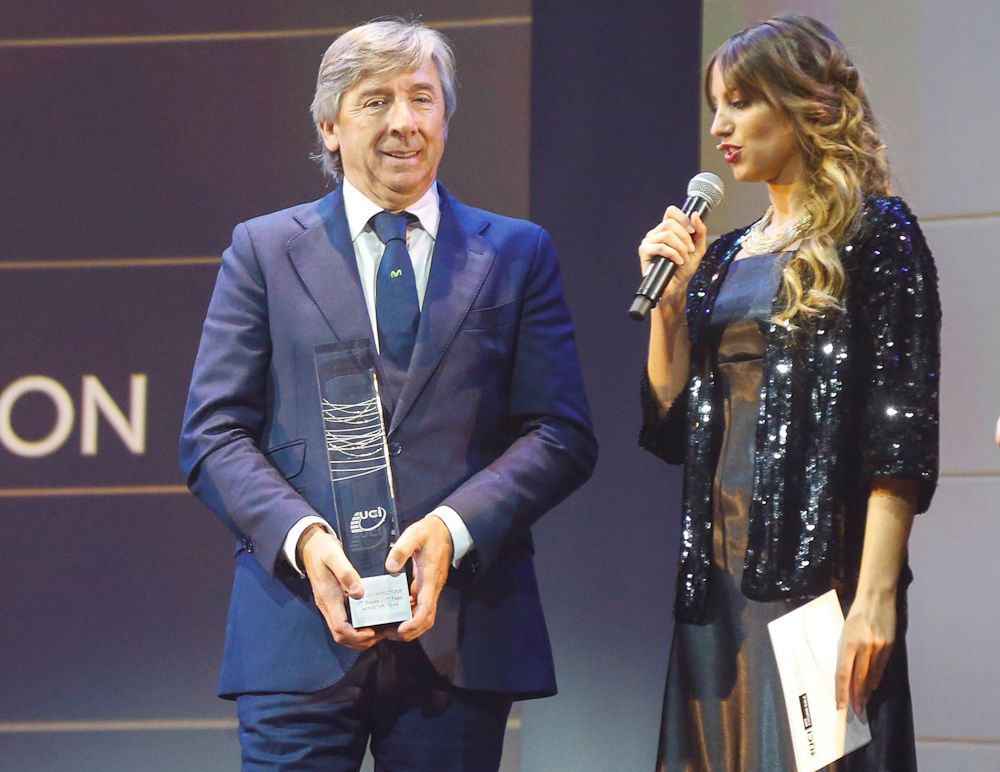 Eusebio Unzu&eacute; collects Movistar's trophy as top WorldTour team