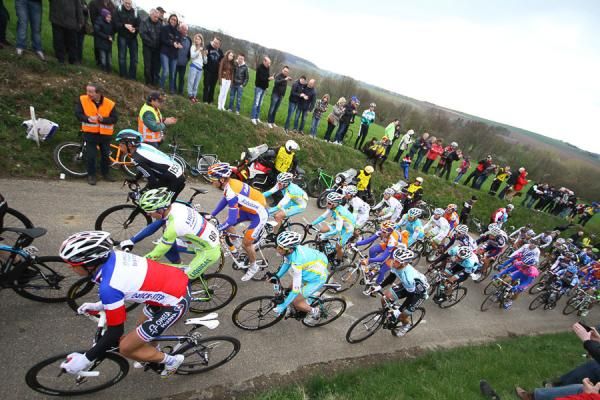 The peloton takes on the Gulperberg