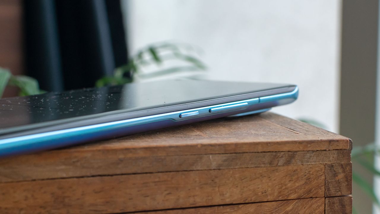 The Xiaomi Mi 11 side