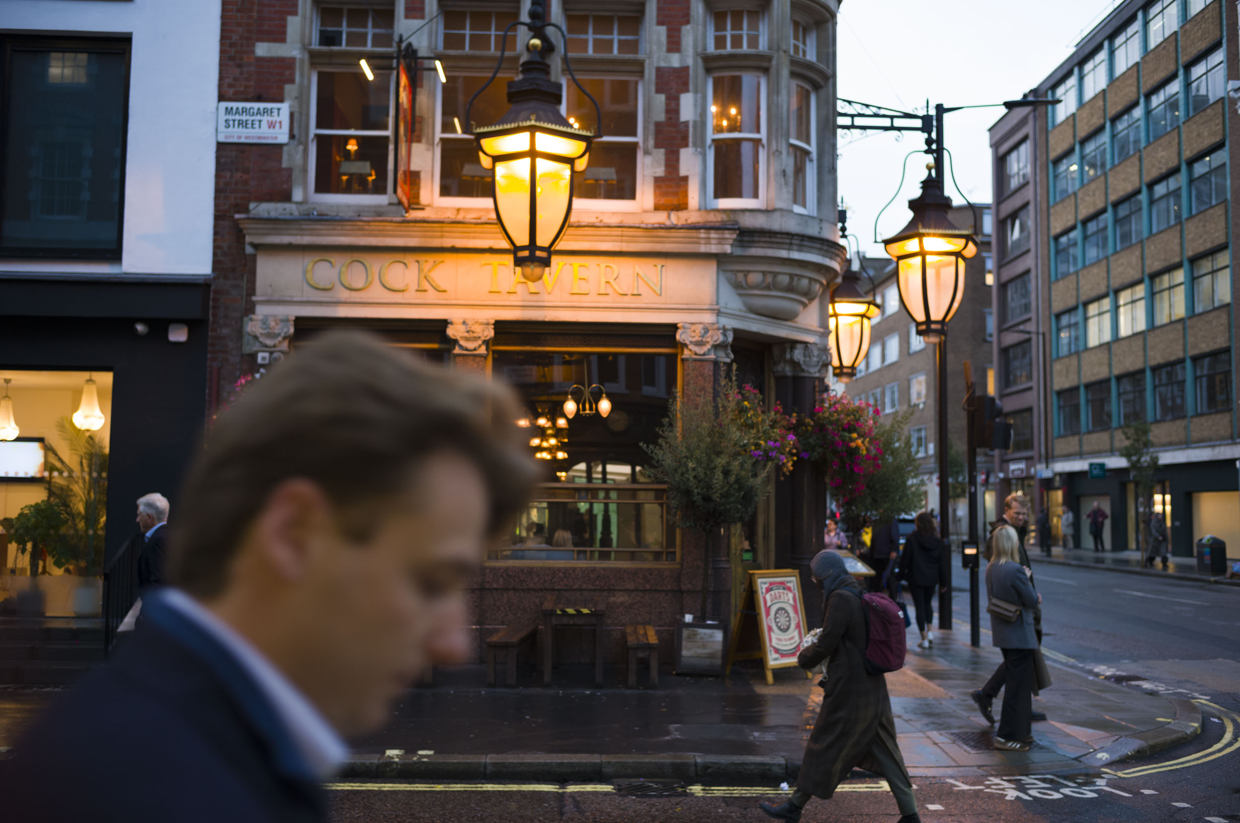 Leica M EV1 sample gallery: outside a London pub at dusk