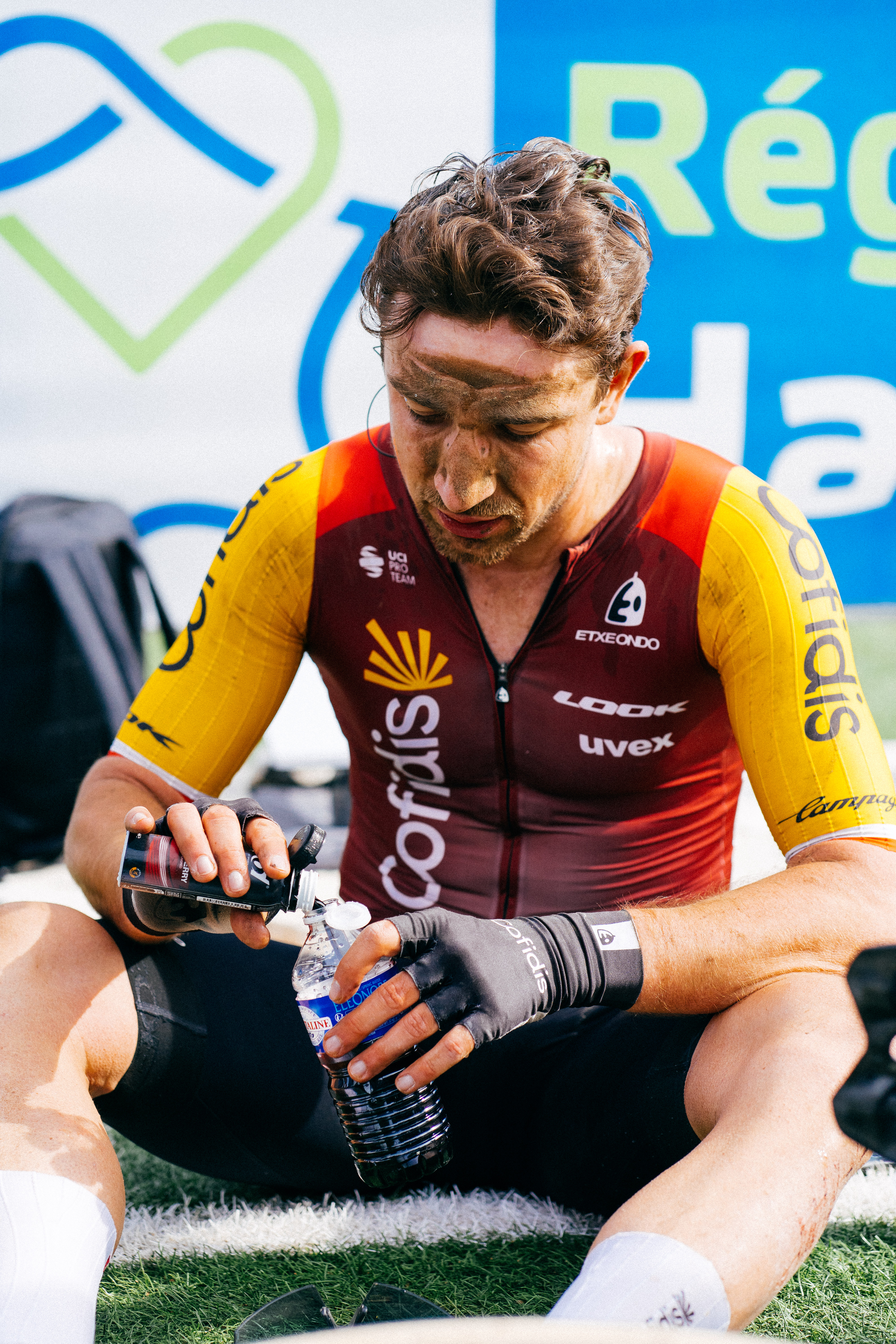 Los corredores de la París-Roubaix en la meta