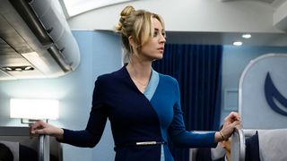 En bild Kaley Cuoco som Cassie Bowden i HBO Max-serien The Flight Attendant, när hon jobbar som flygvärdinna på ett flygplan.