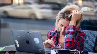 una mujer usando un MacBook