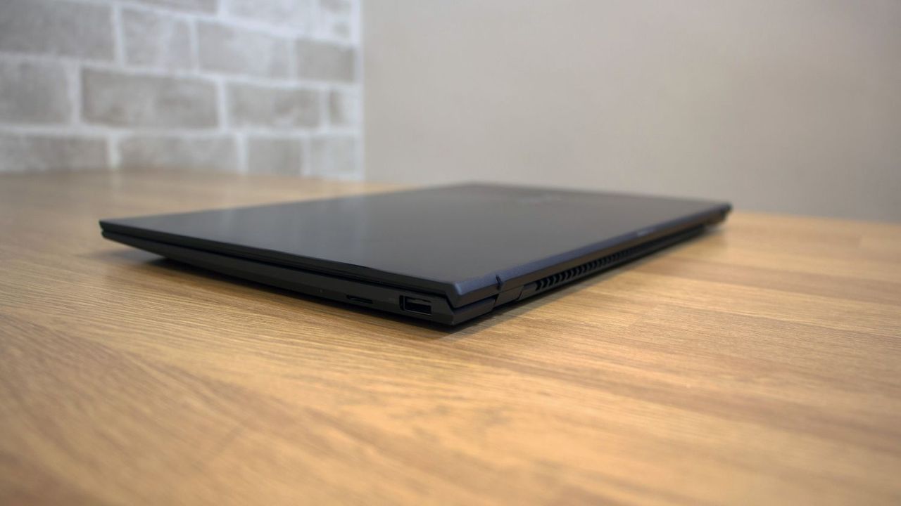 Asus ZenBook 14 UX425J closed