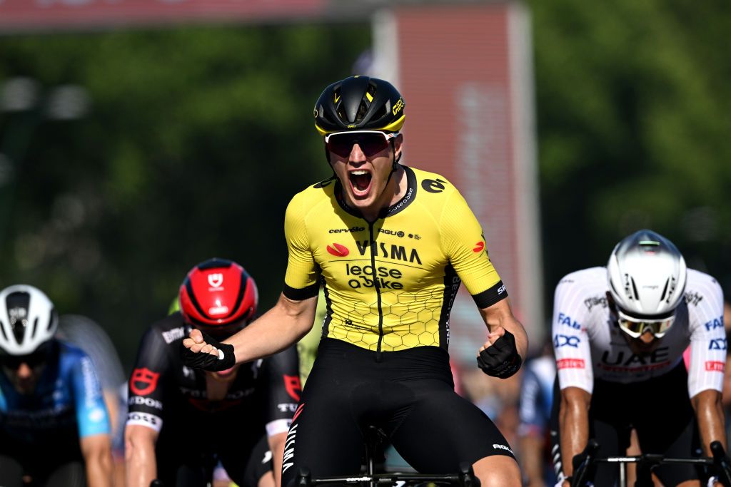 Olav Kooij celebrates his victory on stage nine of the Giro d&#039;Italia