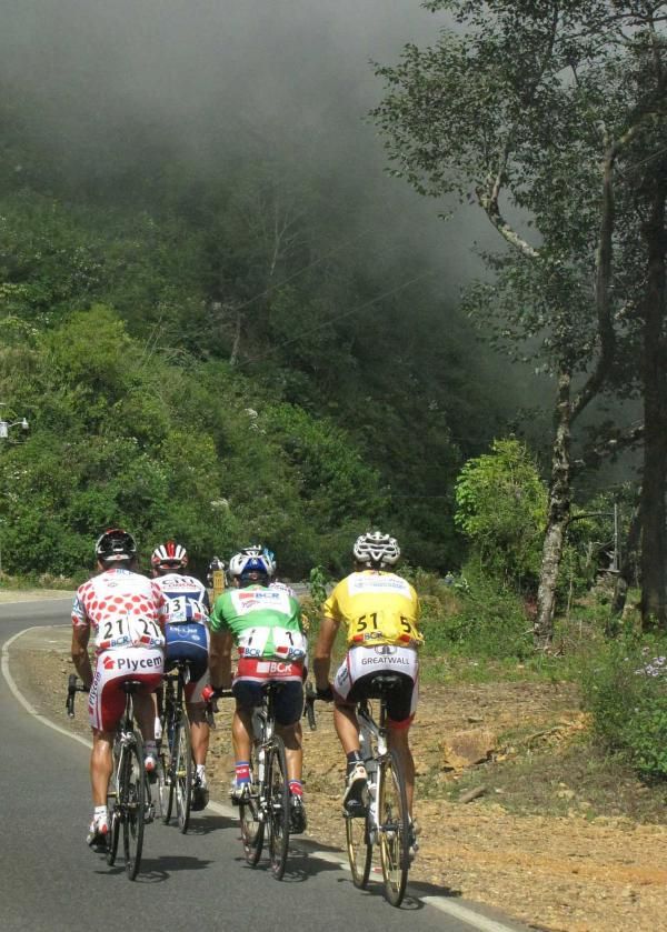 The lead group was narrowed down to four as the race rolled through some hilly terrain.