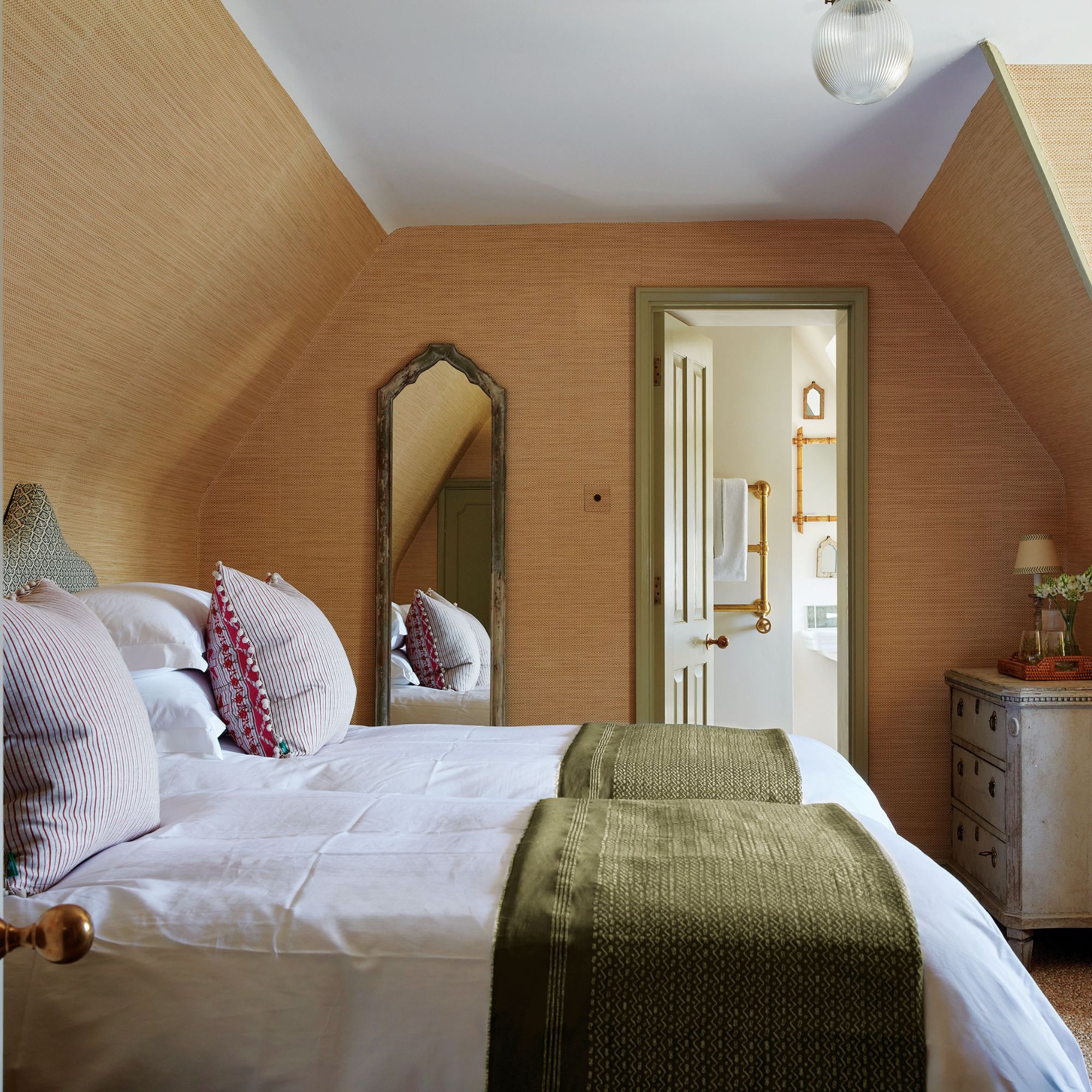 Guest bedroom with twin beds and en-suite