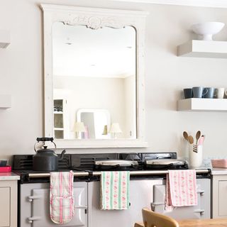 kitchen with mirror on wall and napkins