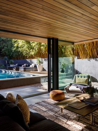Snug area with views over the pool