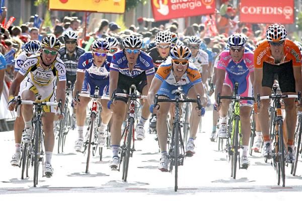 Tyler Farrar (Garmin - Transitions) timed his sprint to perfection to come around Mark Cavendish (HTC - Columbia) and hold off the surging Koldo Fernandez (Euskaltel - Euskadi).