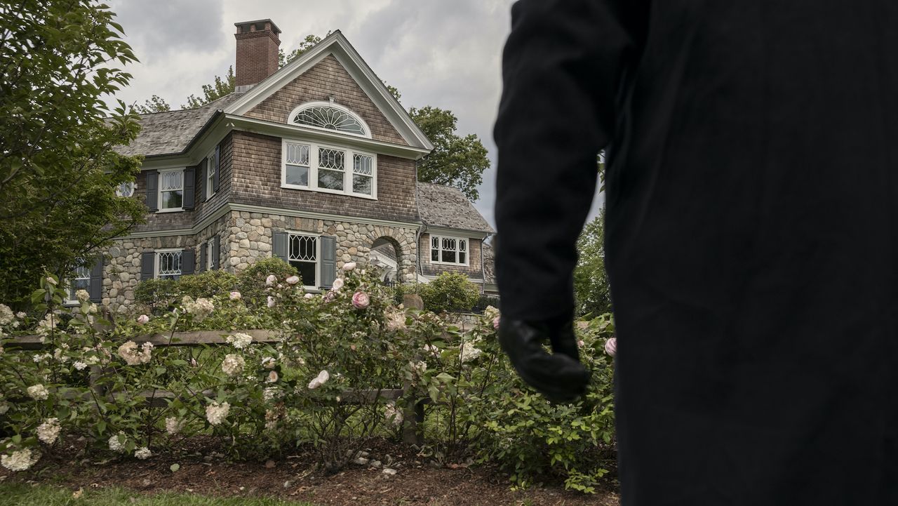 the watcher netflix a black figure near the new jersey home