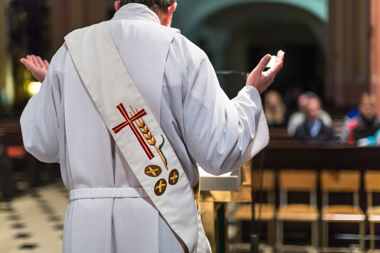 Priest admits he was in the KKK, resigns