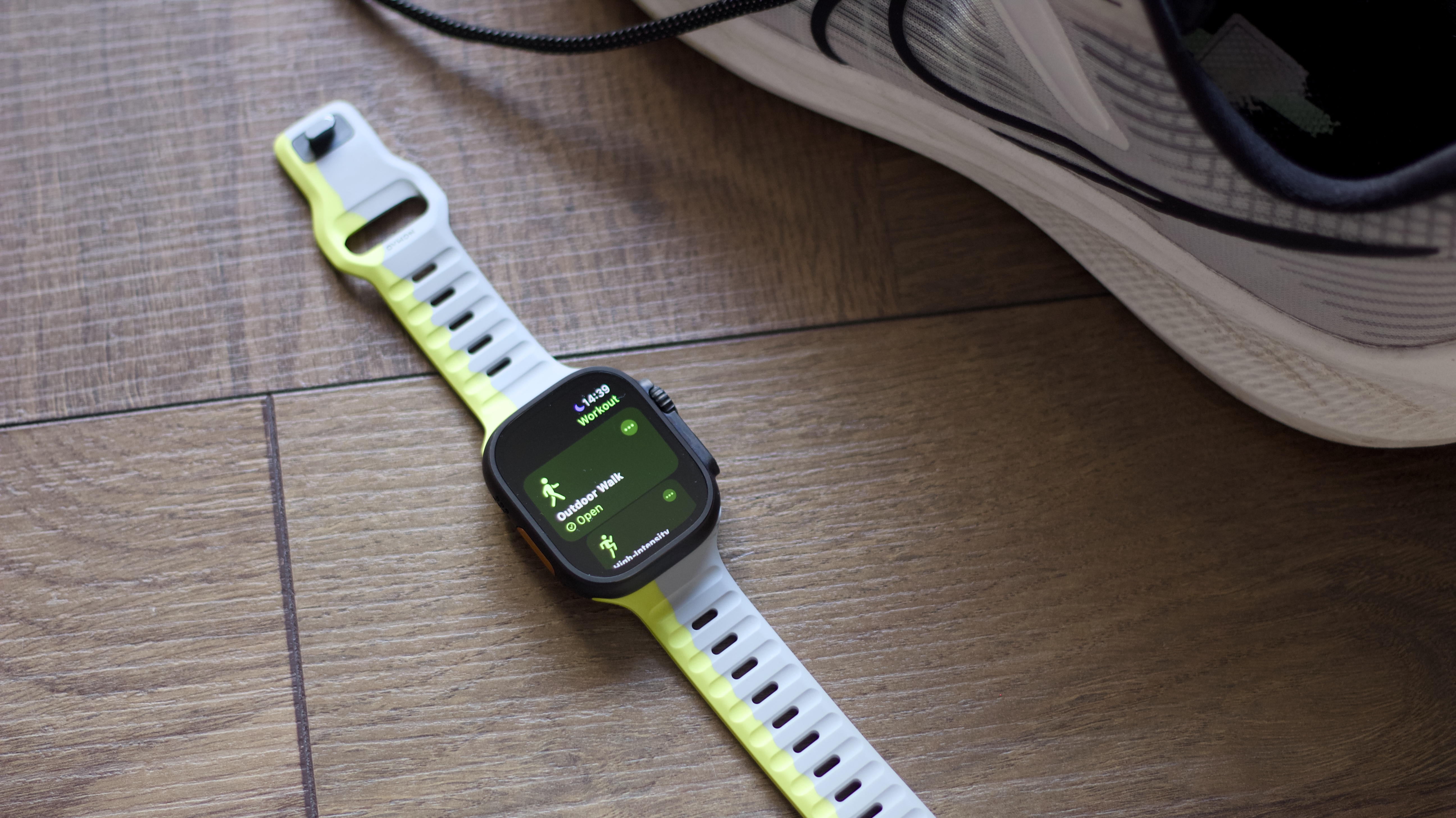 Apple Watch Ultra 2 muestra entrenamiento para caminar al aire libre junto a un entrenador