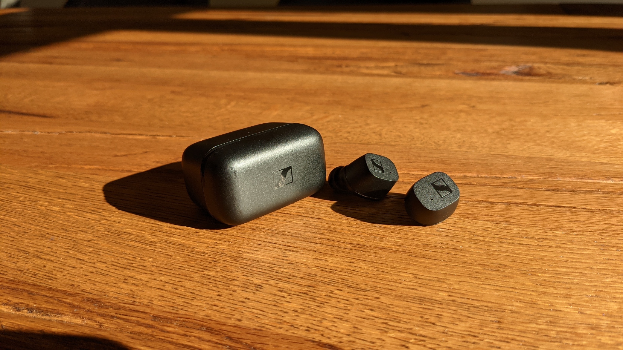 Sennheiser CX True Wireless mit Case auf einem Tisch
