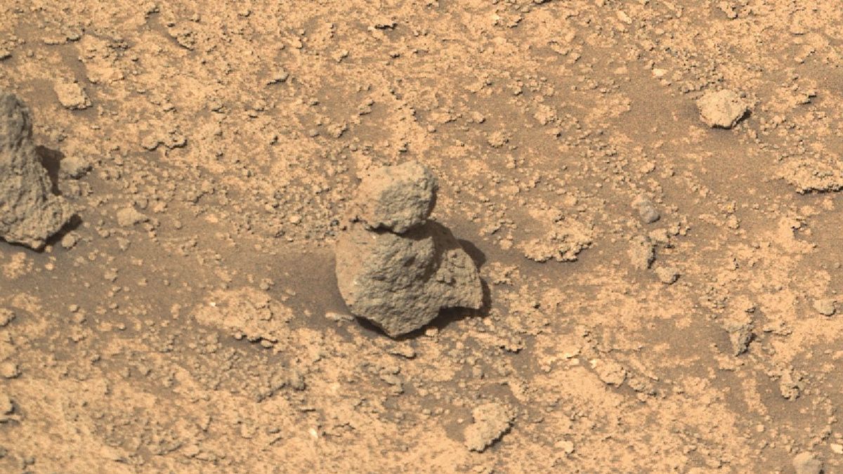 Um pequeno “boneco de neve” na superfície de Marte observado pelo rover Perseverance da NASA (foto)