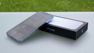 iPhone 13 Pro Max liggende ovenpå æske