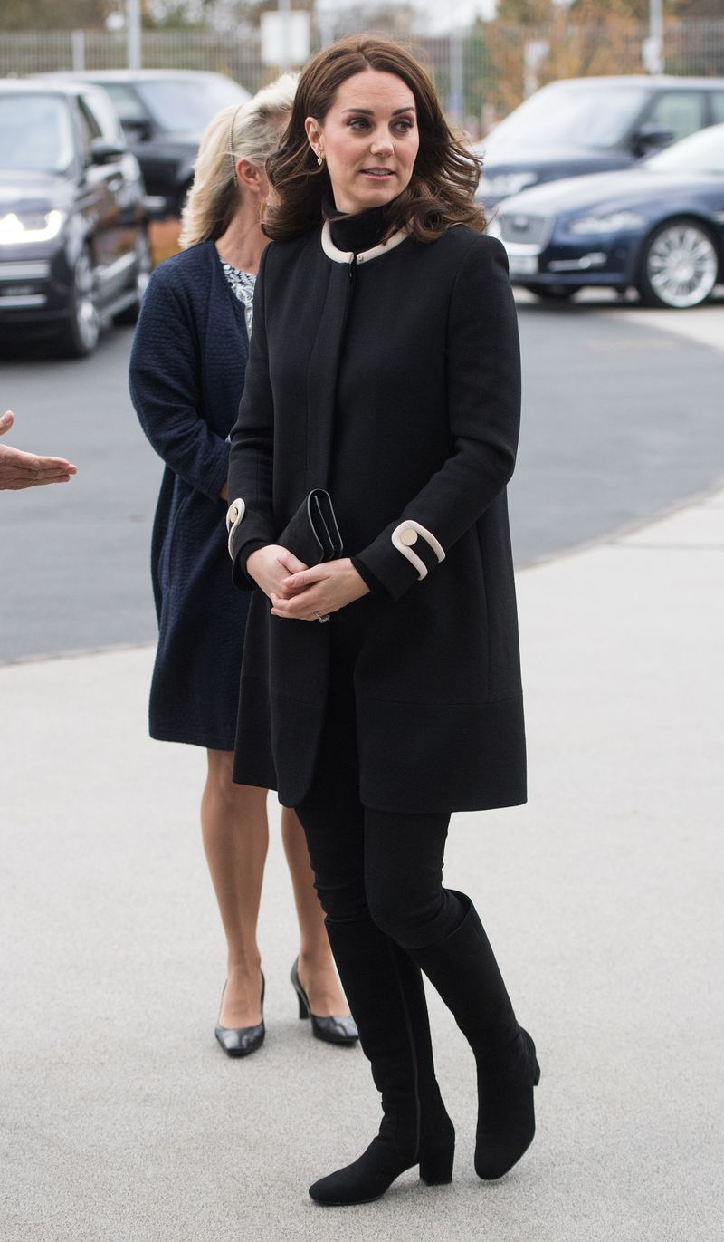 Clothing, Street fashion, Fashion, Footwear, Little black dress, Snapshot, Dress, Outerwear, Leg, Coat,