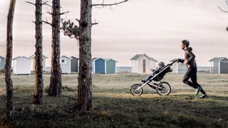 Man runs with Thule Glide 2 running buggy