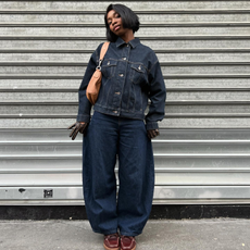 Influencer Aude-Julie ALINGUE wearing a denim jacket, barrel leg jeans and boat shoes. 