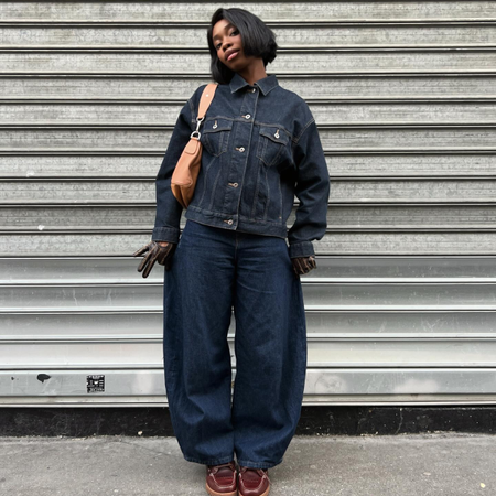 Influencer Aude-Julie ALINGUE wearing a denim jacket, barrel leg jeans and boat shoes. 