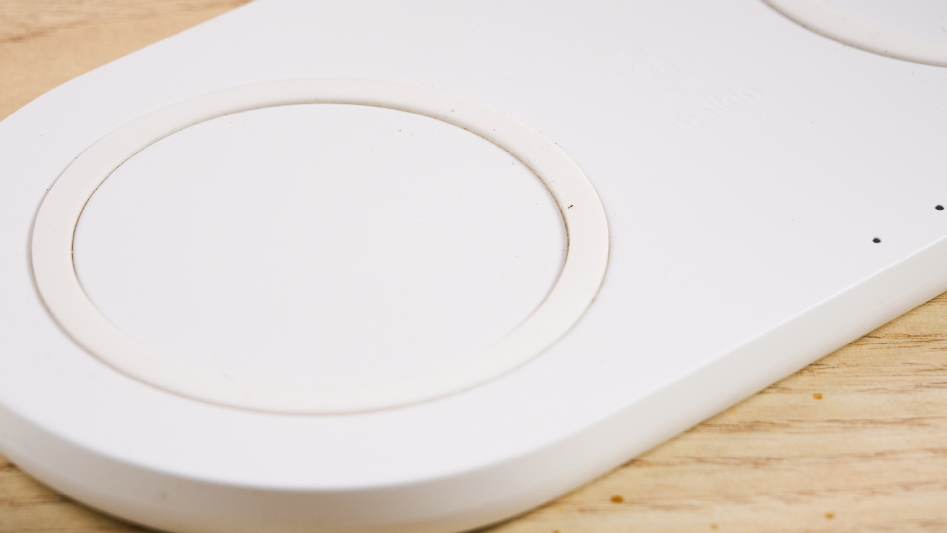Dust and lint sticking to the silicone ring on the surface of this wireless charger.