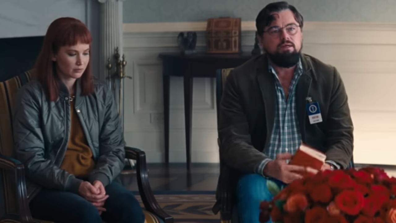 Jennifer Lawrence and Leonardo DiCaprio sittinng in the Oval Office in Don't Look Up