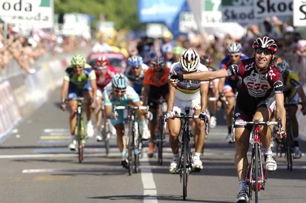 Kurt-Asle Arvesen (Team CSC) signals victory.