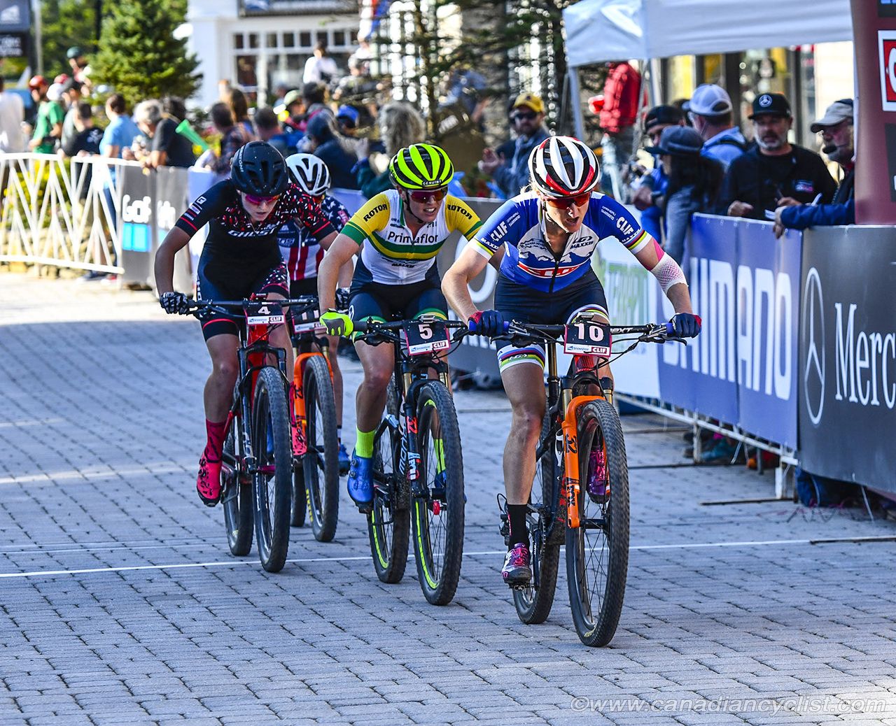 Catharine Pendrel (Clif Pro) leads the chase group