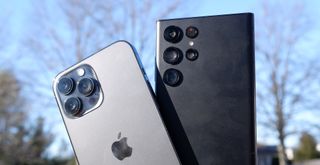 Samsung Galaxy S22 Ultra vs iPhone 13 Pro Max cameras