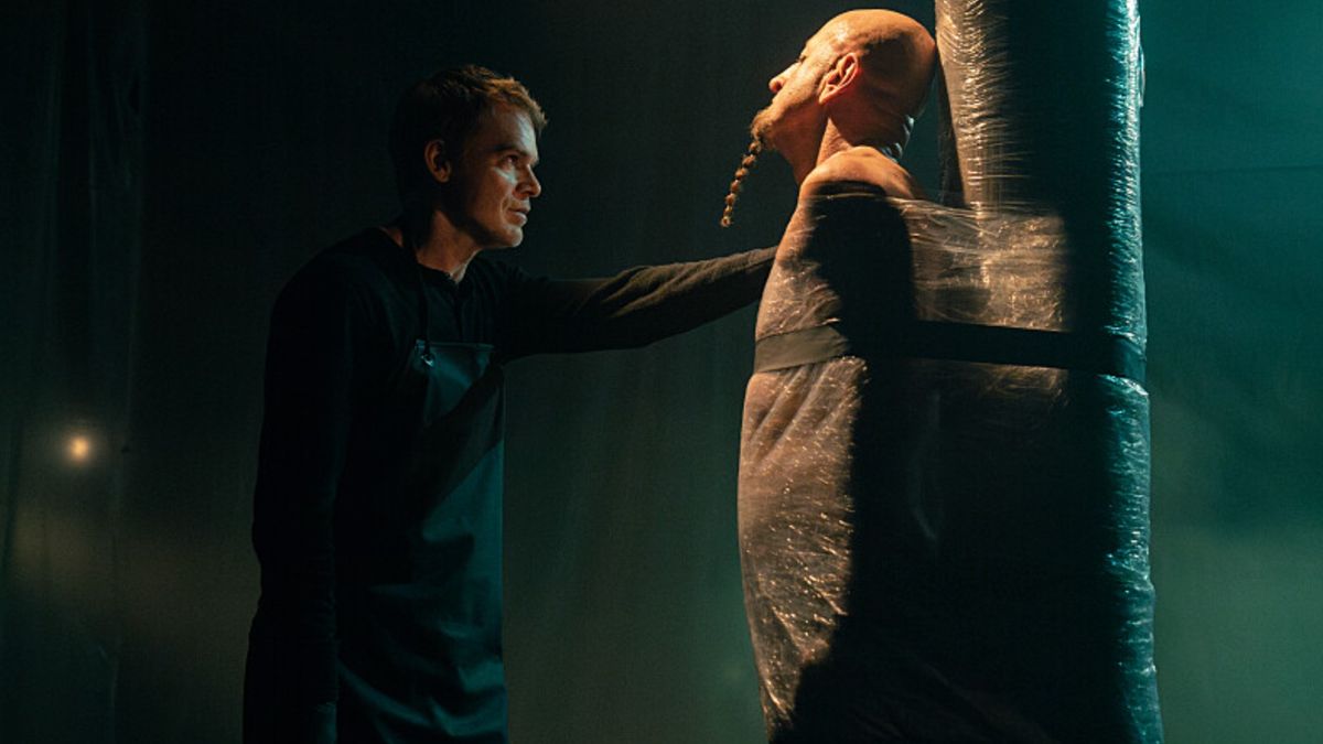 Dexter wakes up a victim tied to a pole.