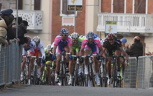 The Lampre lead-out pulls off, opening the door for Ale-Jet's afterburners