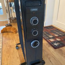 Vonhaus 2500W 11 fin oil-filled radiator on a wood-look floor