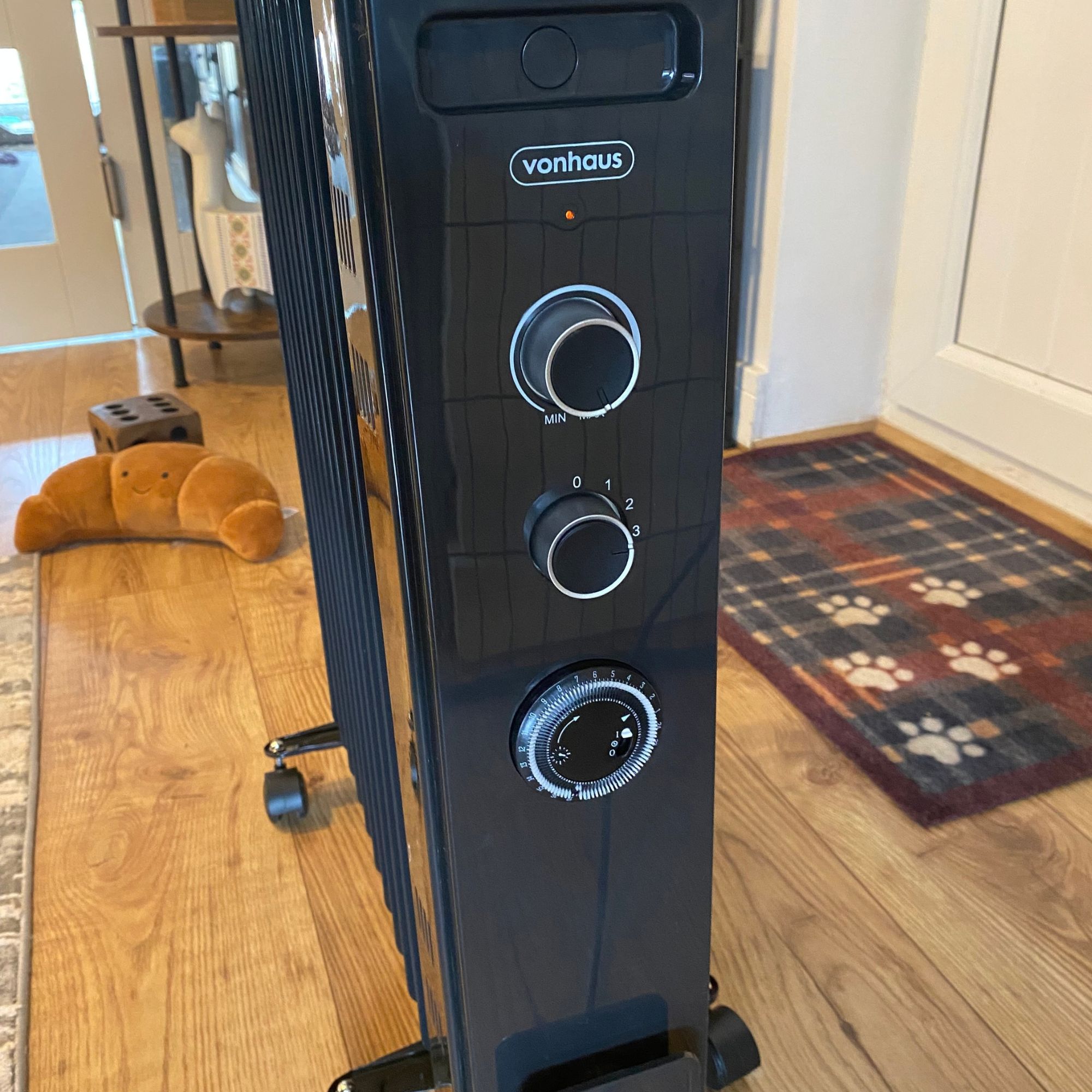 Vonhaus 2500W 11 fin oil-filled radiator on a wood-look floor