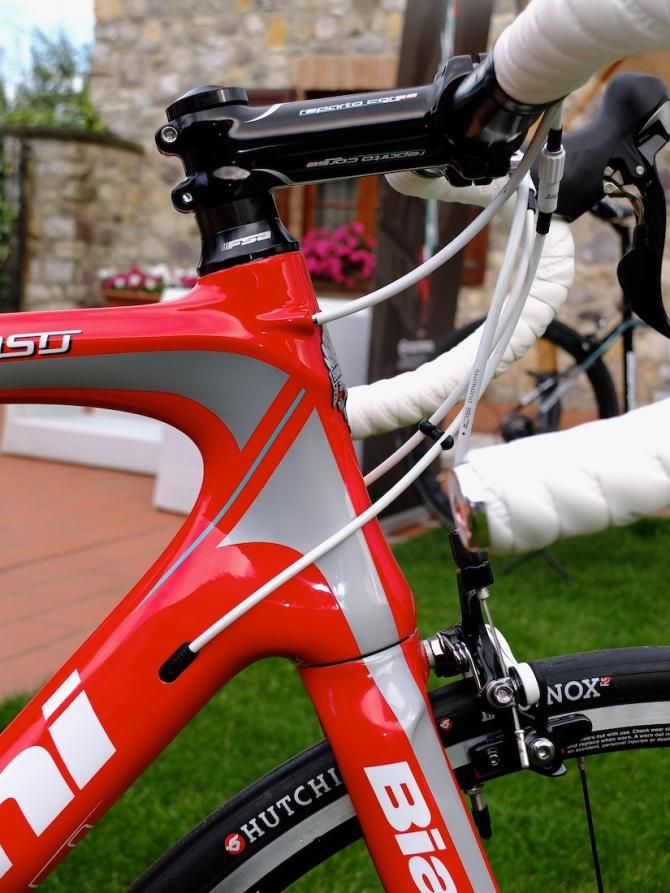 A large tapered steerer tube and internal cabling within a sculpted head tube