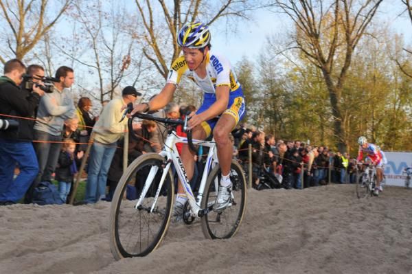 Tom Meeusen (Telenet Fidea) powers through the sand pit