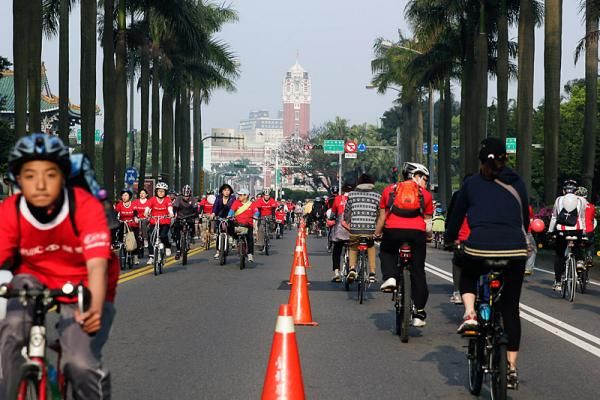 Plenty of people on bikes in Taipei.