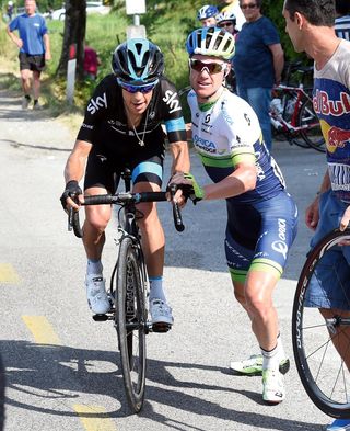 Simon Clarke helps Richie Porte after a flat tyre on stage ten of the 2015 Tour of Italy