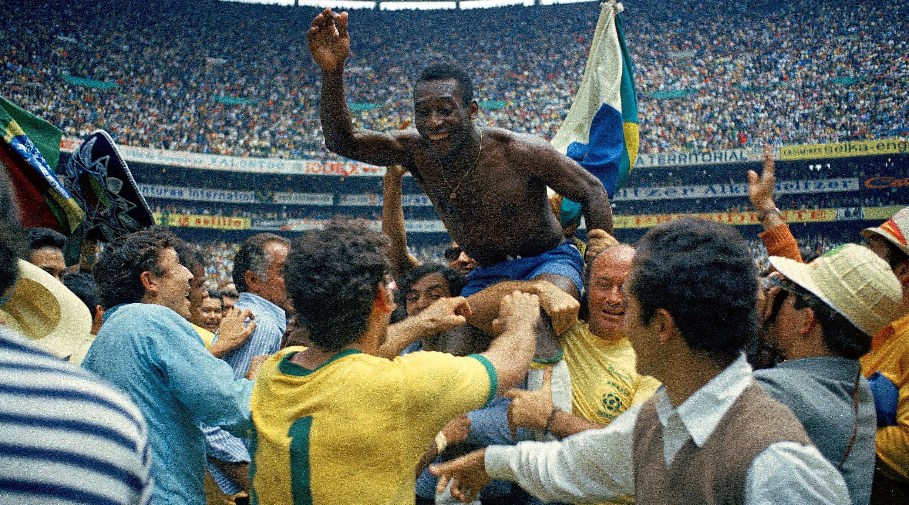 Pele of Brazil celebrates the victory after winning the 1970 World Cup in Mexico match between Brazil and Italy at Estadio Azteca on 21 June in Città del Messico. Mexico (Photo by Alessandro Sabattini/Getty Images)