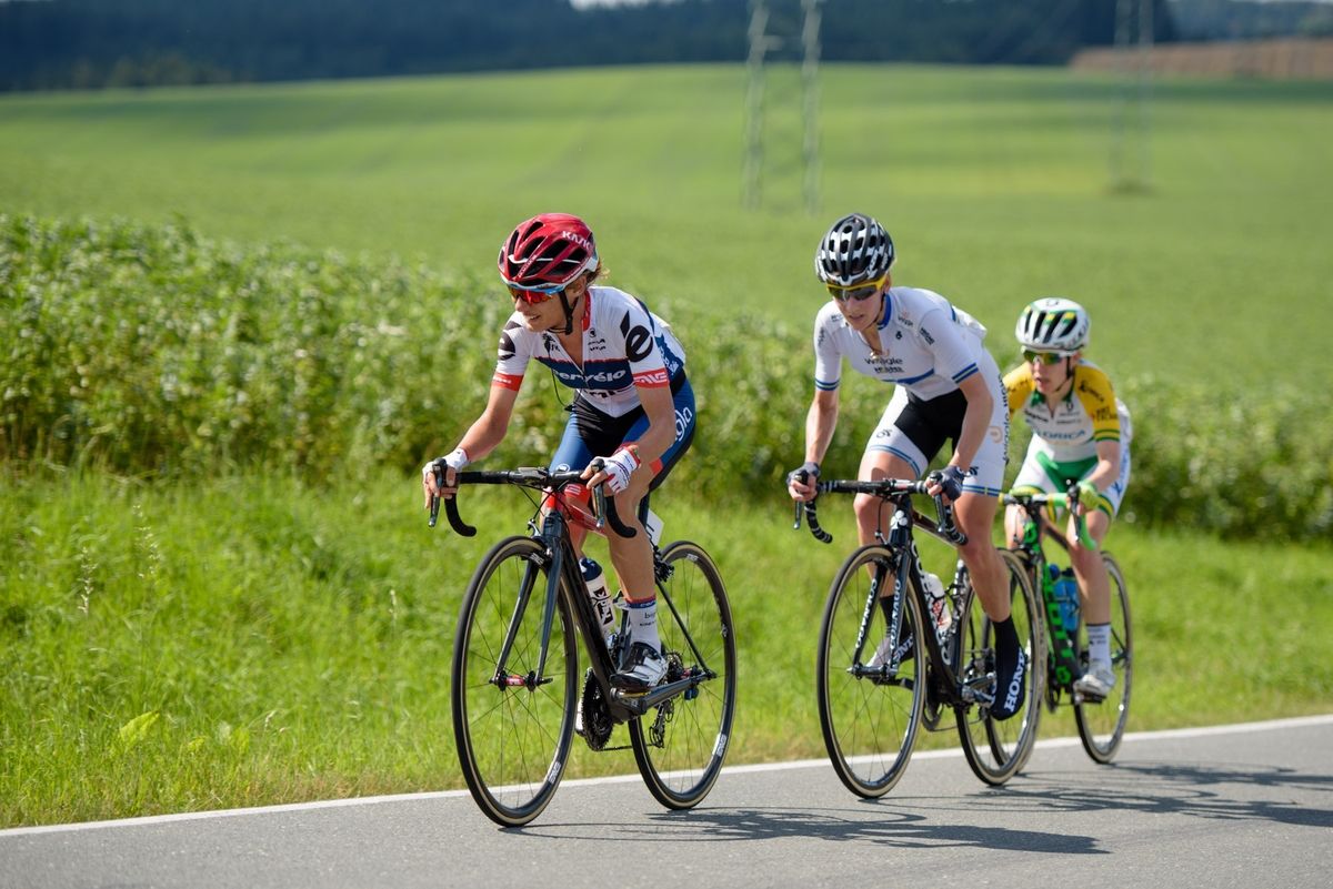 Ashleigh Moolman Pasio sets the pace and forces a small break on the longest climb of the day. Only Johansson and Spratt can follow