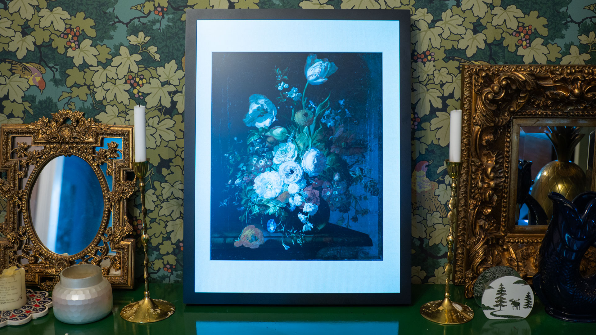 MorningBlues T2 displaying artwork of flowers