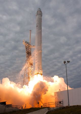 Falcon 9 SpaceX CRS-2 Launch