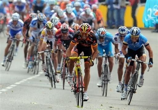 Kim Kirchen tries to follow Valverde