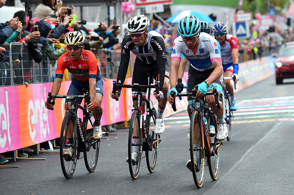 Sprint for second place at stage 15 at the Giro d'Italia