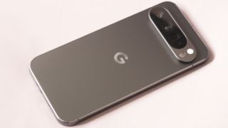 Google Pixel 9 Pro XL med baksidan vänd uppåt.