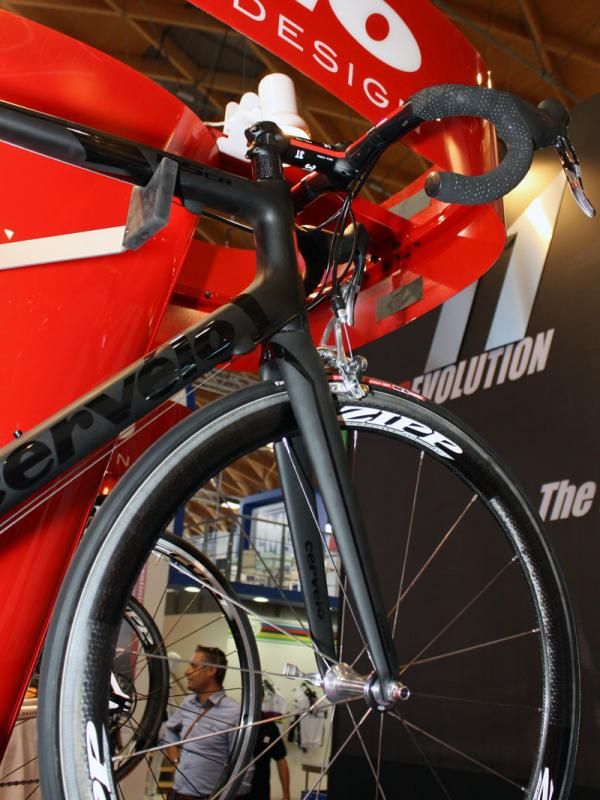 The matching fork on the R5ca uses a tapered 1 1/8"-to-1 3/8" steerer tube.