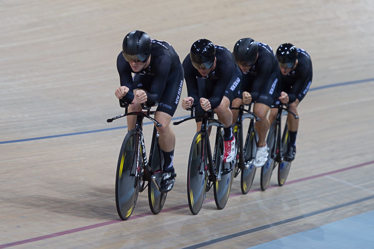 New Zealand on its way to winning gold in the men's team pursuit