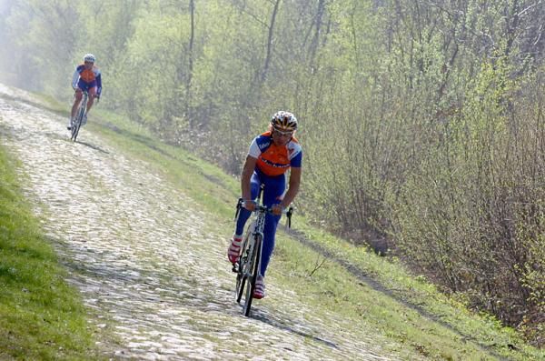 Rabobank riders examine Sunday's parcours.