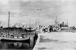 Marshall Islands photo with woman who may be Amelia Earhart 